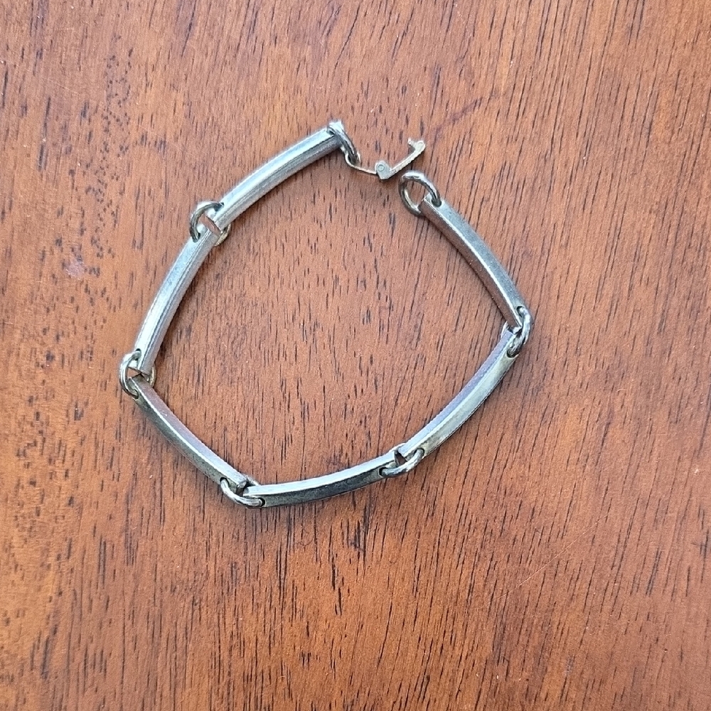 GUC- Vintage Elegant Silver Tone  Bracelet